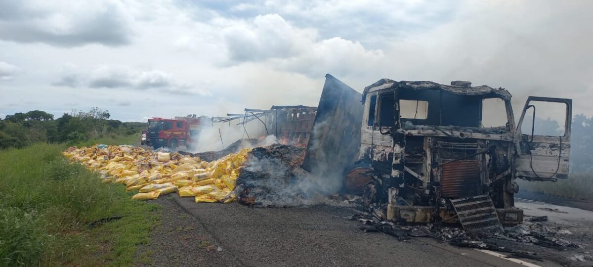 Incêndio atinge carreta carregada com ração animal após tombamento na BR-364