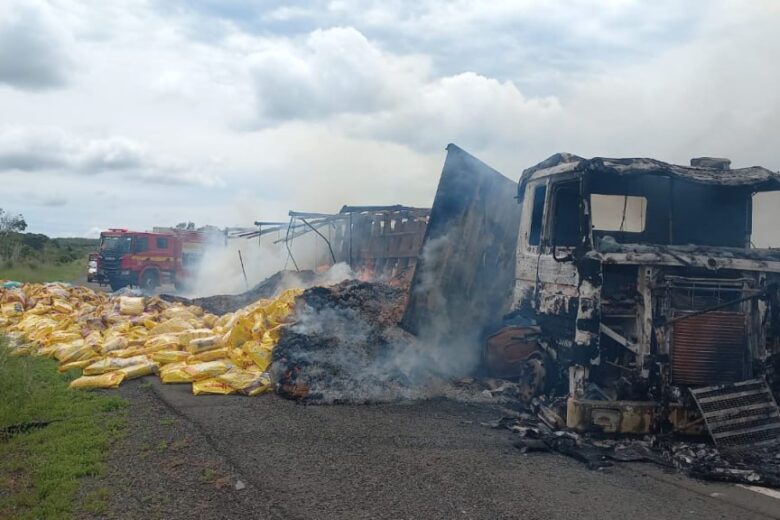 Incêndio atinge carreta carregada com ração animal após tombamento na BR-364