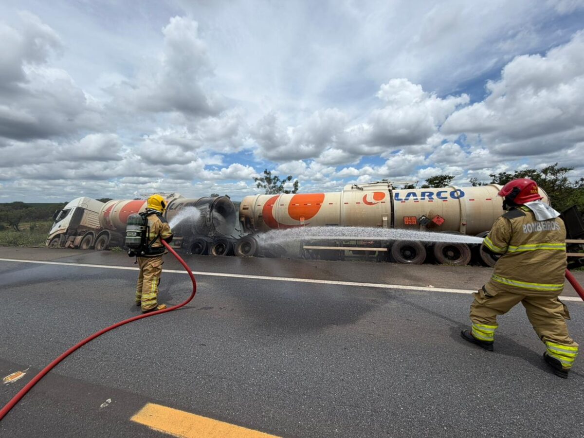 Carreta bitrem carregada com diesel S10 tomba e pega fogo na BR-356