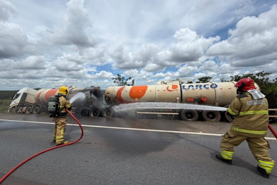 Carreta bitrem carregada com diesel S10 tomba e pega fogo na BR-356