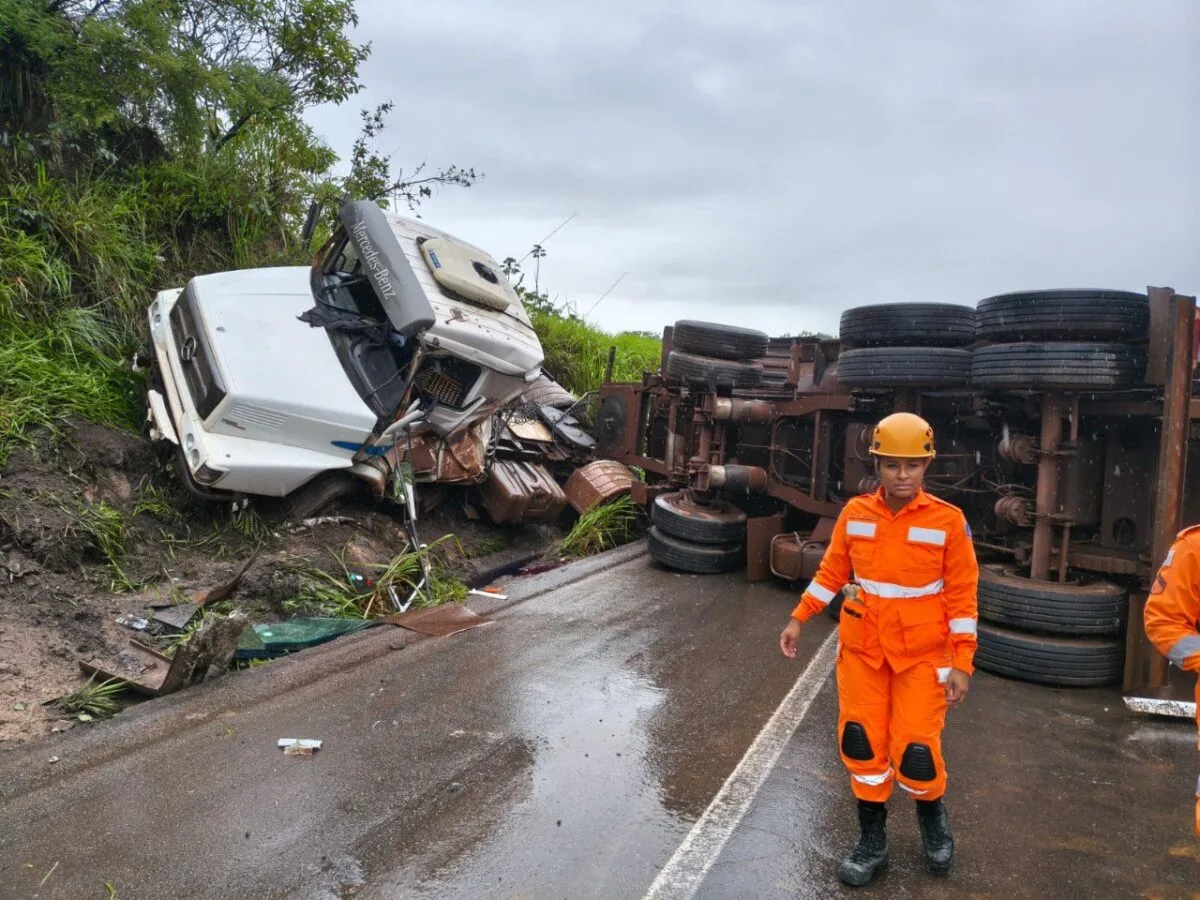 Carreta carregada de terra tomba na BR-381 e interdita pista em Santa Luzia