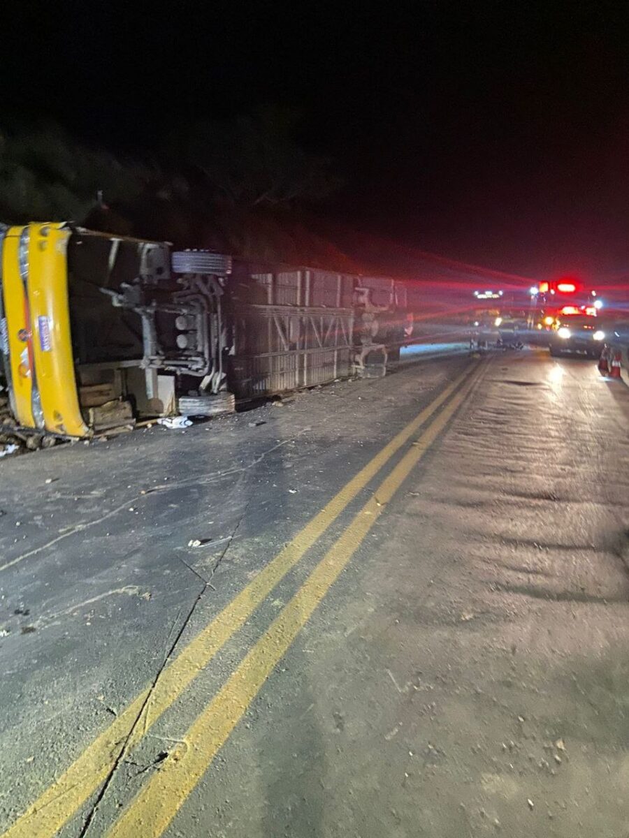 Ônibus clandestino tomba na BR-251 e deixa cinco mortos, entre eles um bebê, no Norte de Minas