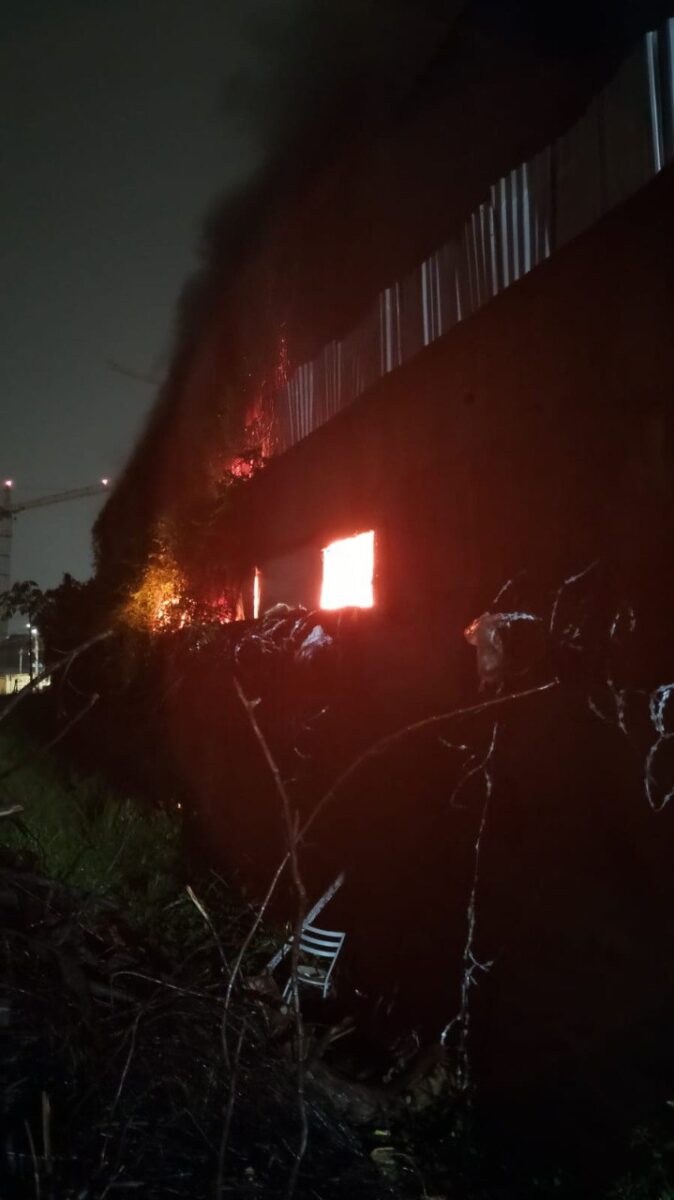 Incêndio atinge área de apoio de motel e mobiliza bombeiros na Região Norte de BH
