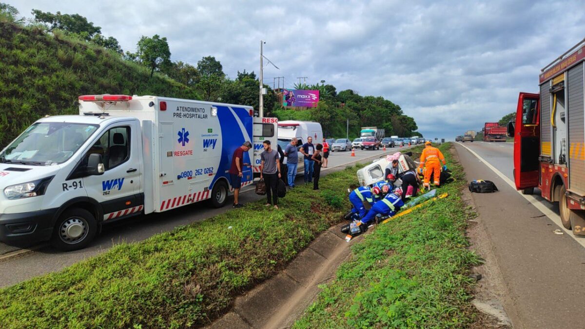 Colisão entre ônibus e ambulância deixa feridos na BR-262