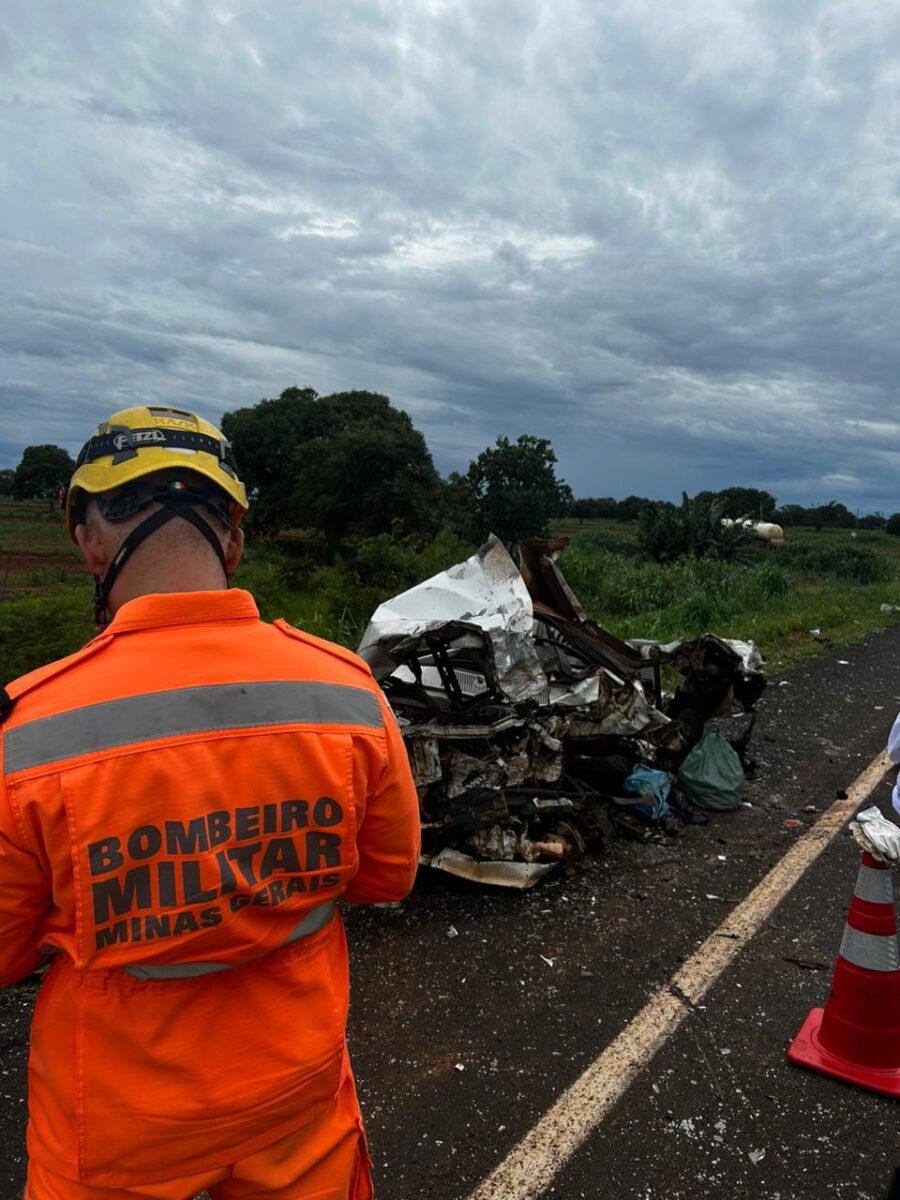 Três pessoas morrem em colisão entre caminhão-tanque e caminhonete na BR-365