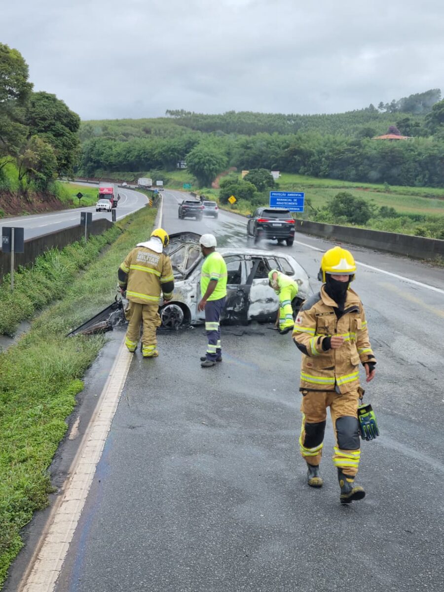 Incêndio em veículo mobiliza Bombeiros na BR-381