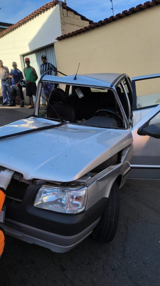Carro atinge poste e deixa três feridos em Mariana
