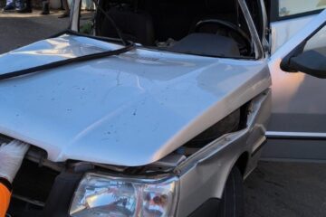 Carro atinge poste e deixa três feridos em Mariana