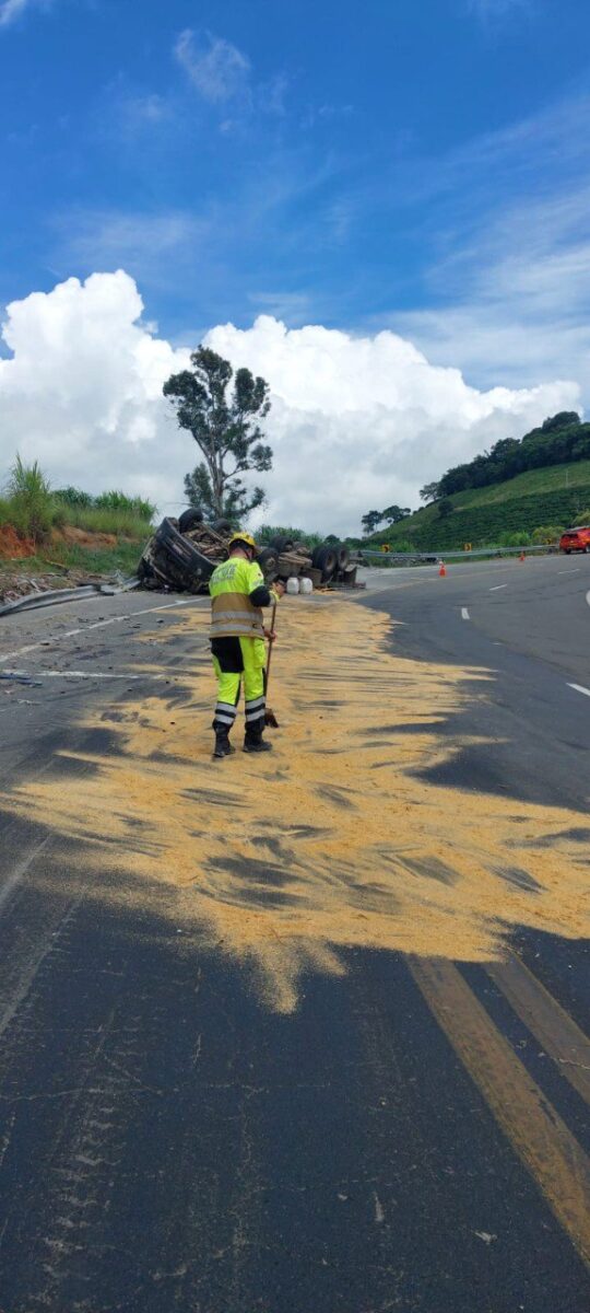 Carreta tomba e motorista fica ferido na BR-146