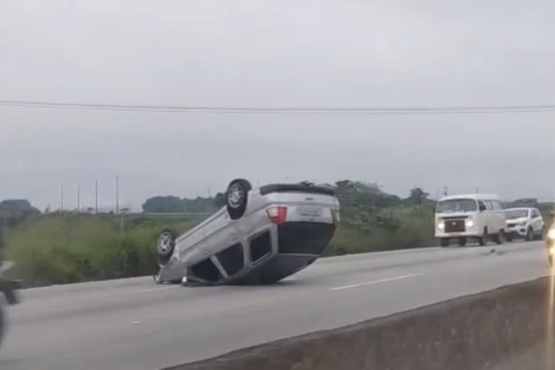 Capotamento interdita faixa do Anel Rodoviário e causa lentidão na manhã desta terça-feira