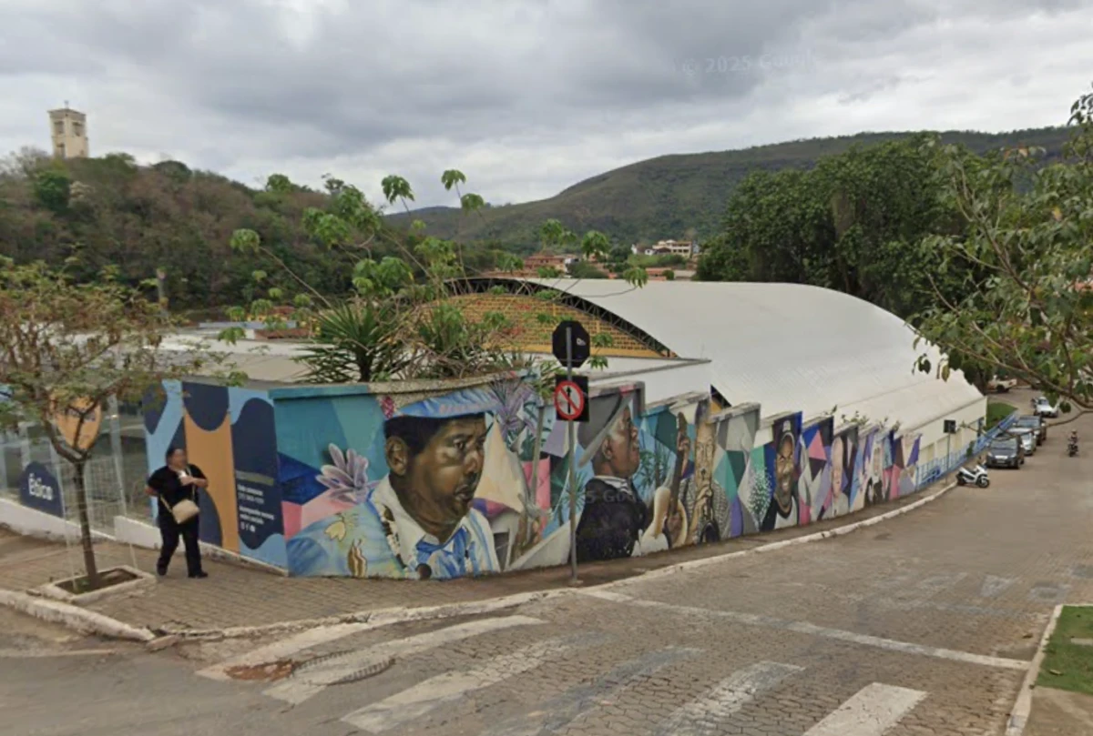 Câmara de Conceição do Mato Dentro pinta mural histórico e anuncia nova intervenção artística após críticas sobre preservação da memória local