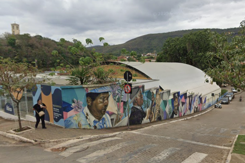 Câmara de Conceição do Mato Dentro pinta mural histórico e anuncia nova intervenção artística após críticas sobre preservação da memória local