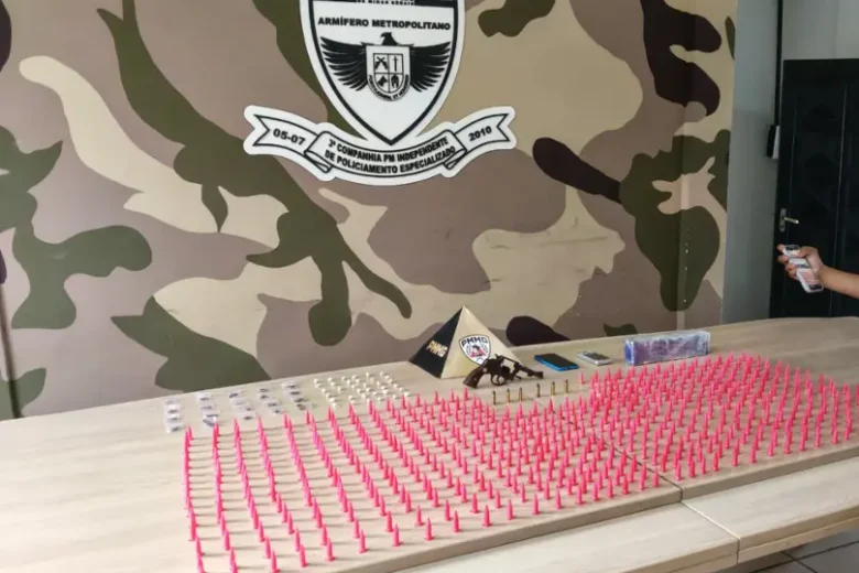 Foragido por tráfico e crimes violentos é preso em Vespasiano com revólver e mais de 500 pinos de cocaína Foragido por tráfico e crimes violentos é preso em Vespasiano com revólver e mais de 500 pinos de cocaína