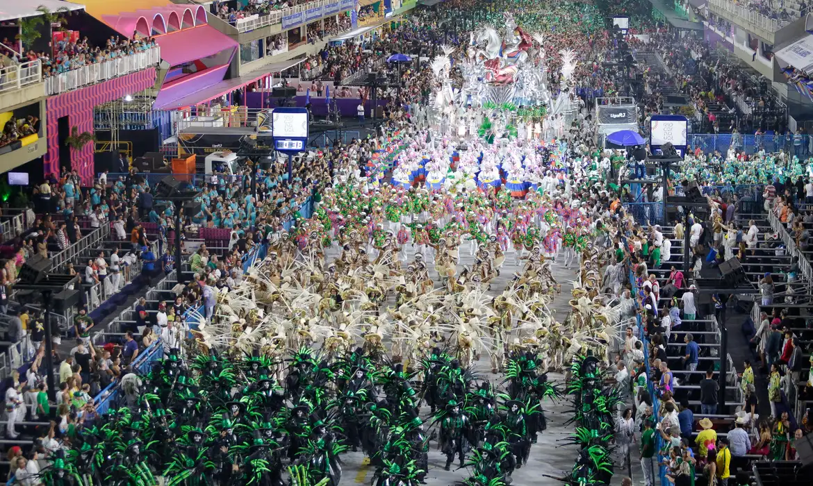 Série Ouro: Escolas "jovens" disputam título com medalhões do carnaval carioca