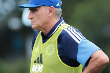 Tite, diretoria e elenco se reúnem com organizada na véspera da semifinal