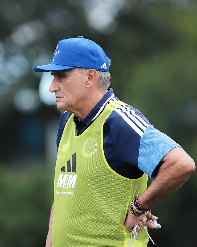 Tite, diretoria e elenco se reúnem com organizada na véspera da semifinal