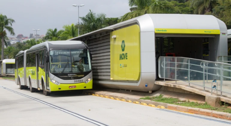 Ônibus do Move pega fogo na avenida Paraná, no Centro de Belo Horizonte