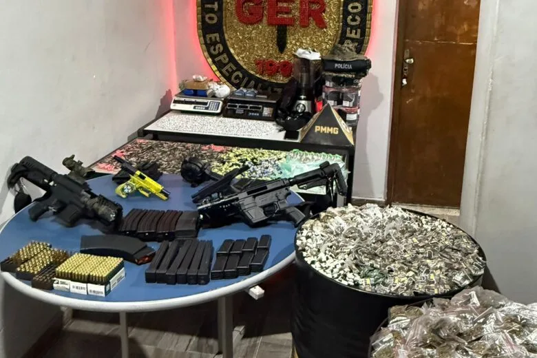 Operação policial em Ibirité apreende drogas, armas, granadas e kit de conversão; um homem é preso