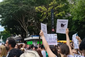 Mãe do adolescente suspeito da morte do Cão Orelha relata ameaças e vive reclusa