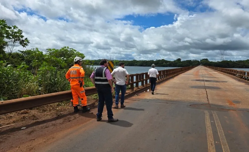 Interditada a ponte que liga as rodovias AMG-2540 e SP-413, na divisa entre Minas Gerais e São Paulo