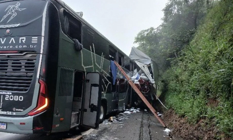 Colisão entre ônibus e caminhão na BR-381 mata mulher e deixa feridos em Oliveira