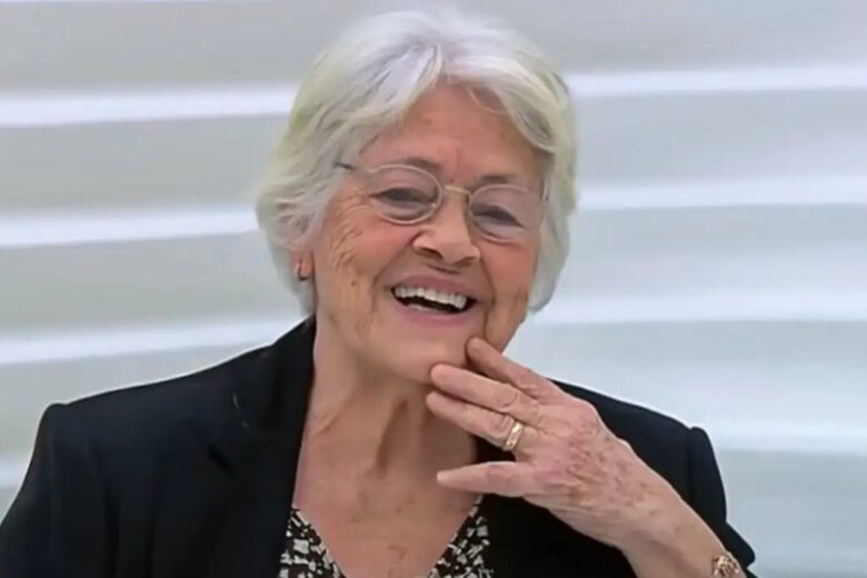 Escritora e poetisa Adélia Prado recebe alta hospitalar e está em casa