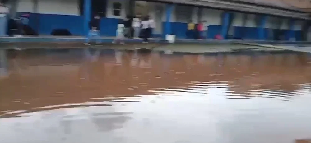 Chuva alaga pátio de escola e deixa alunos “ilhados” no bairro Chapada, em Itabira
