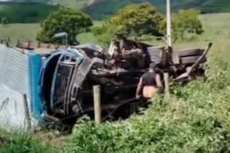 Acidente com caminhão e três carros deixa um morto e cinco feridos na BR-381