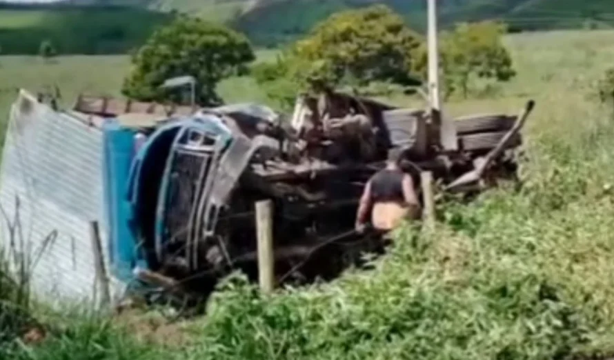 Acidente com caminhão e três carros deixa um morto e cinco feridos na BR-381