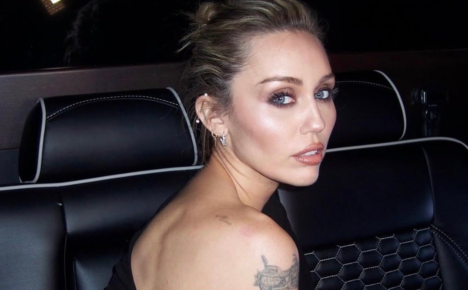 Miley Cyrus revive Hannah Montana em especial de 20 anos