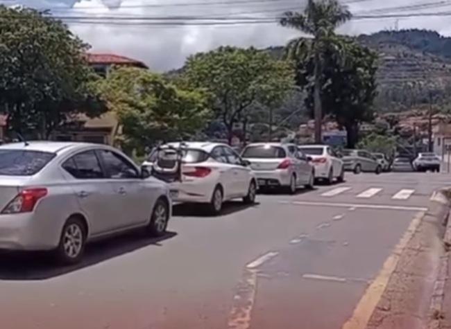 Volta às aulas provoca congestionamentos em ruas de Itabira