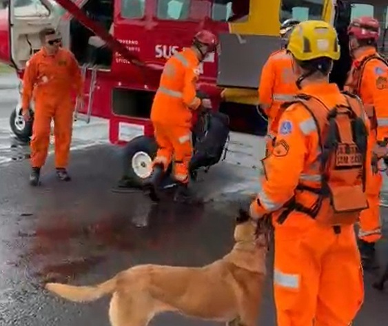 Helicóptero Arcanjo 11 decola com reforços para intensificar buscas na Zona da Mata após temporal
