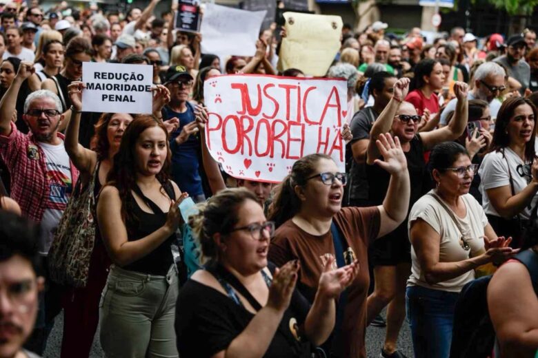 Manifestantes pedem justiça após morte do cão Orelha