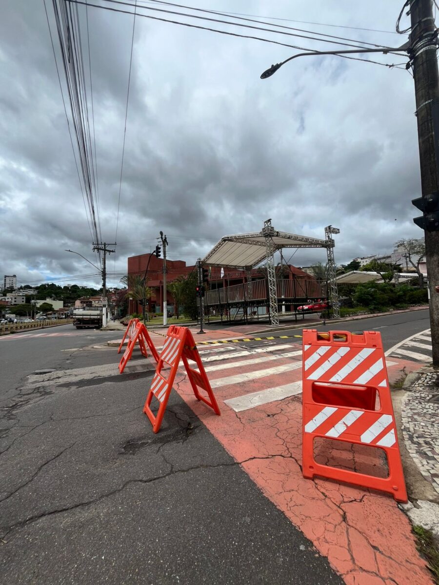 Avenida Daniel Jardim de Grisolia fica interditada até 9 de fevereiro para o Pré-Carnaval de Itabira; confira rotas alternativas