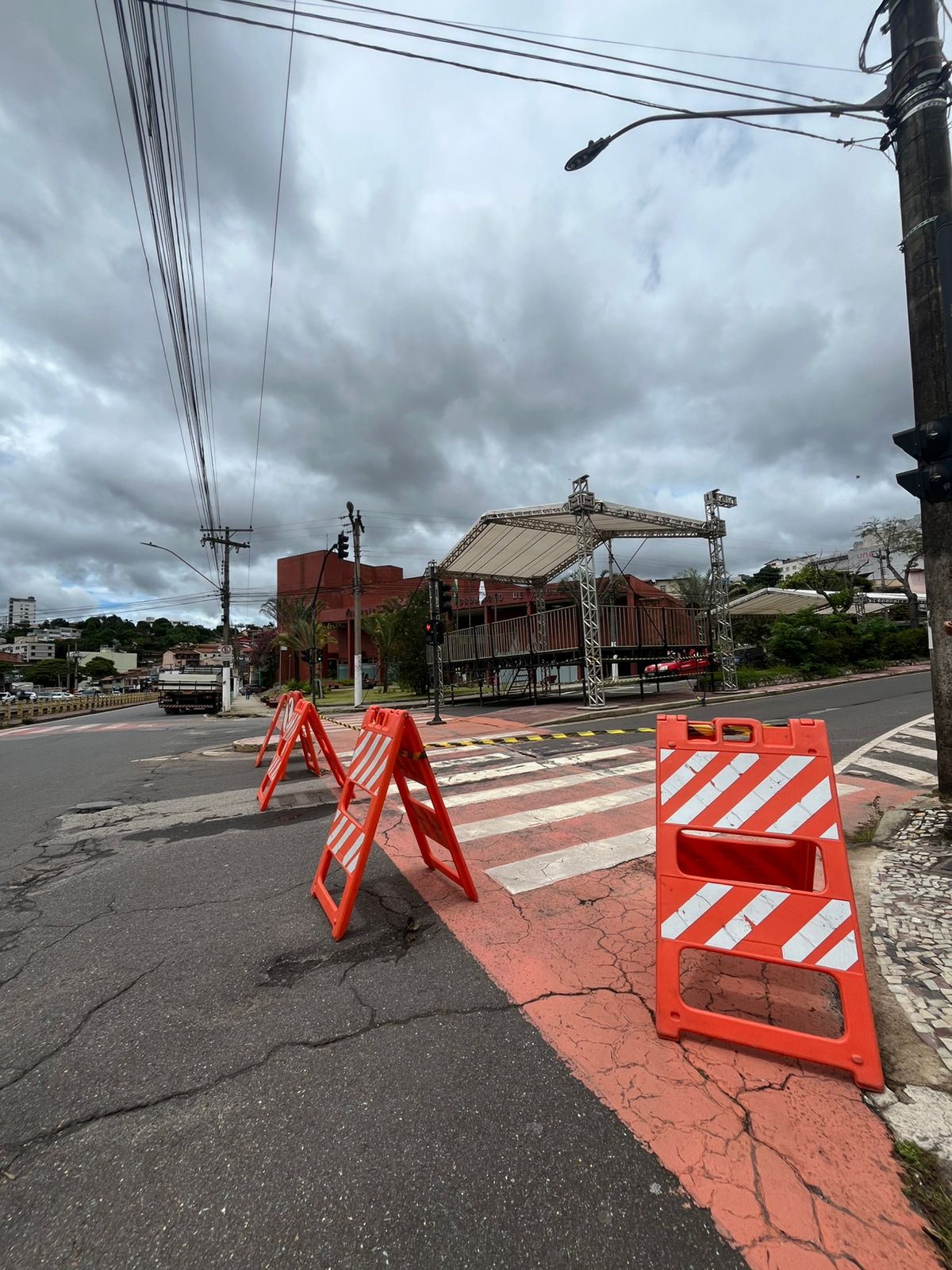Avenida Daniel Jardim de Grisolia fica interditada até 9 de fevereiro para o Pré-Carnaval de Itabira; confira rotas alternativas