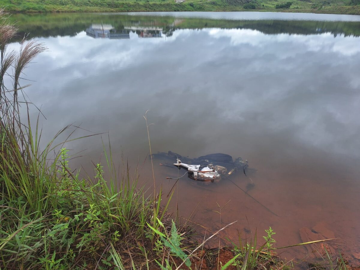 Moto depenada é encontrada dentro de lagoa próxima à Unifei, em Itabira