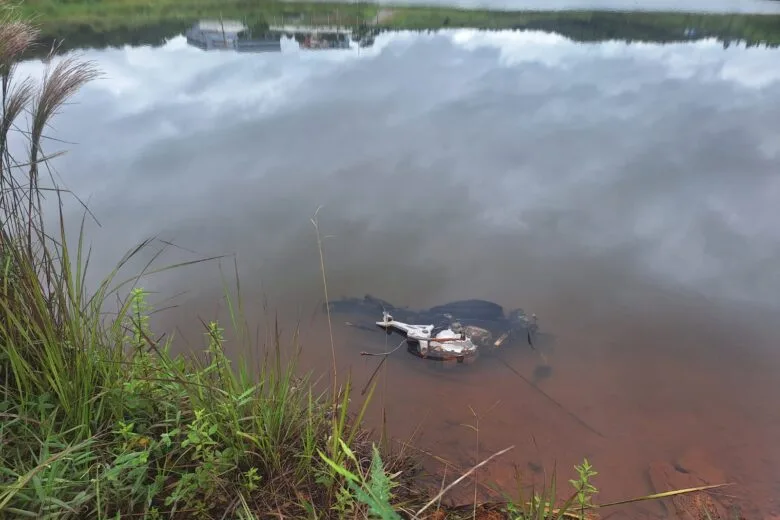 Moto “depenada” é encontrada dentro de lagoa próxima à Unifei, em Itabira