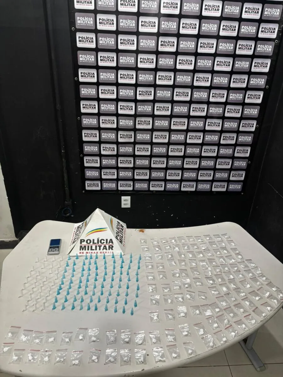 Fuga de suspeitos em moto termina com apreensão de 250 porções de cocaína em Itabira