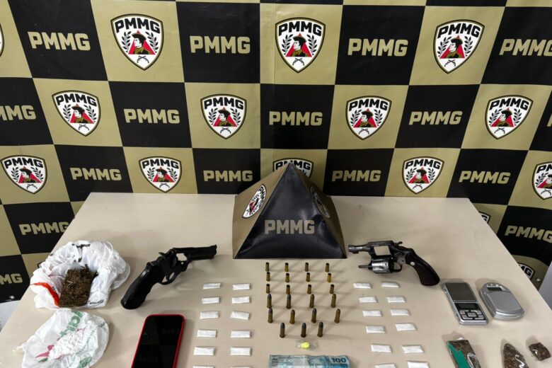 Homem arremessa motocicleta contra policial durante fuga e é preso com armas e drogas em João Monlevade