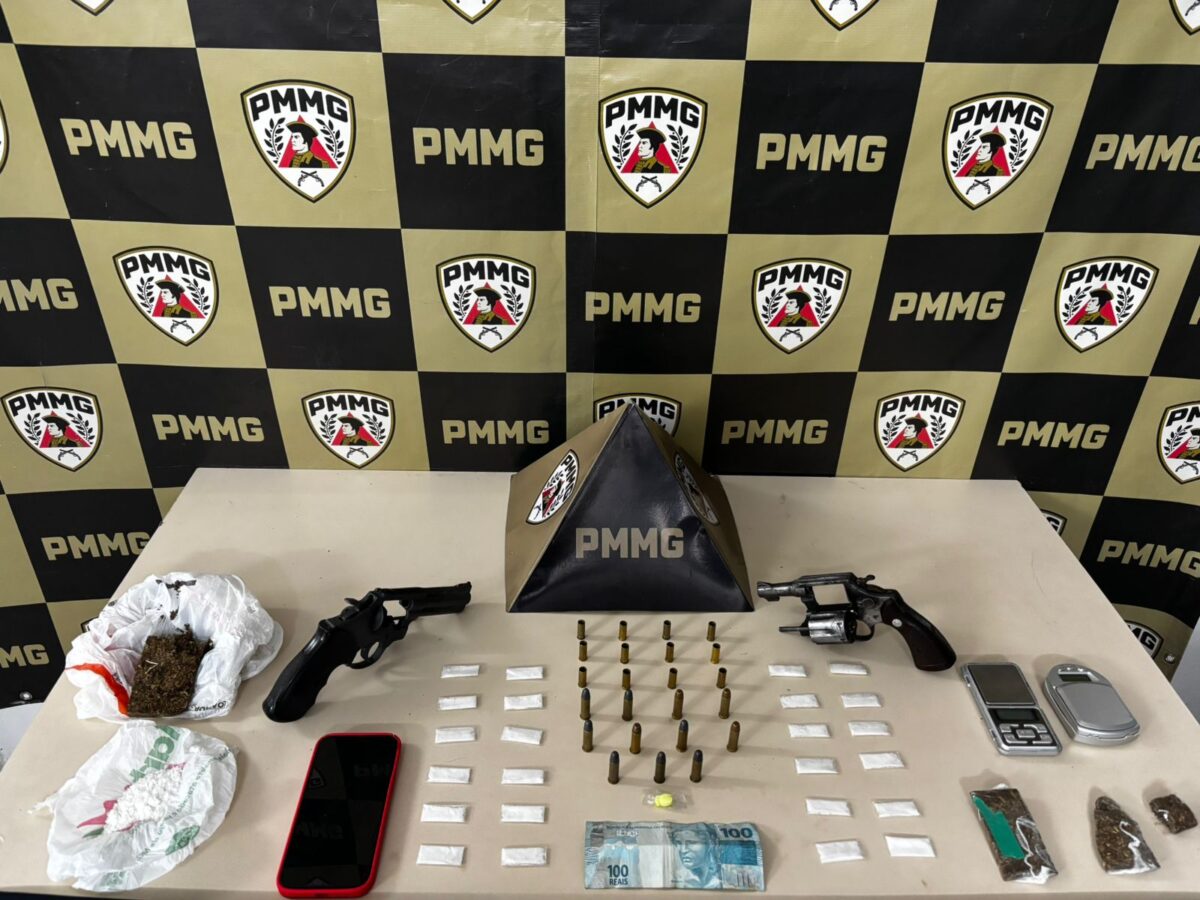 Homem arremessa motocicleta contra policial durante fuga e é preso com armas e drogas em João Monlevade