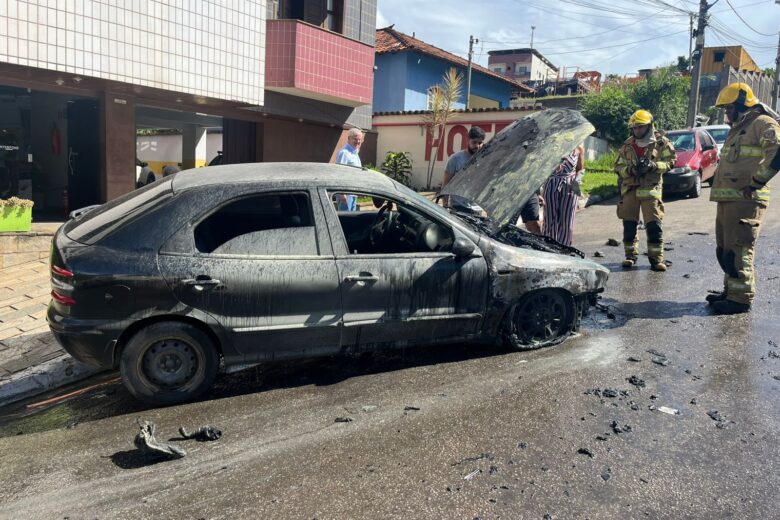 Carro é destruído por incêndio próximo a posto de combustíveis em João Monlevade