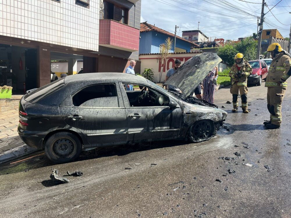 Carro é destruído por incêndio próximo a posto de combustíveis em João Monlevade