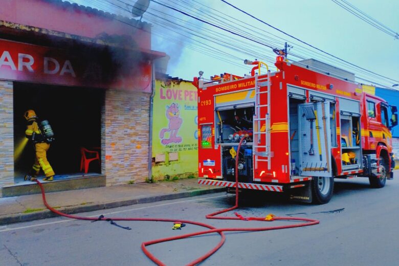 Incêndio em bar é registrado no início da manhã desta terça-feira, em Itabira