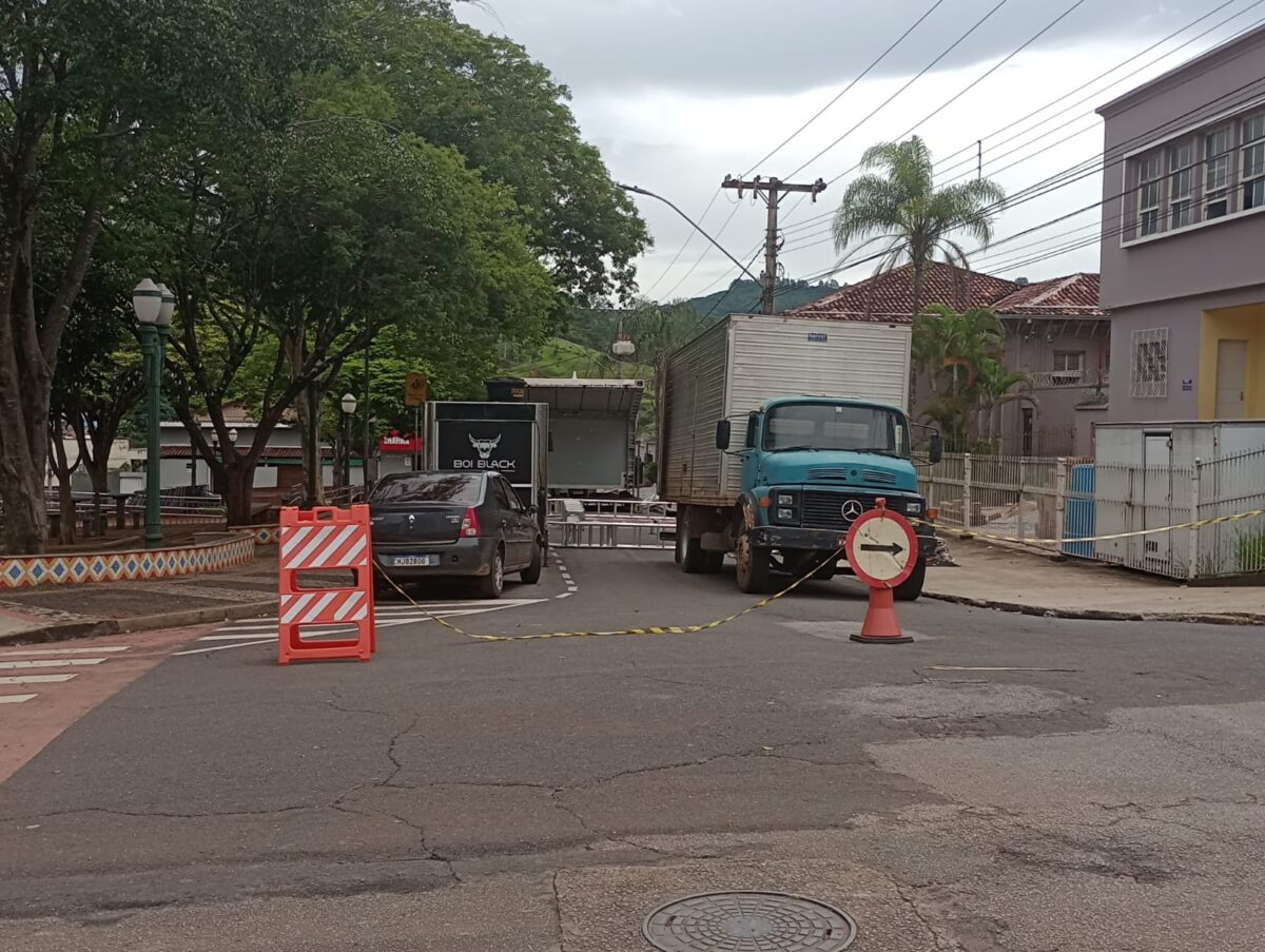 Montagem da estrutura do Carnaval altera trânsito na Pracinha do Pará, em Itabira