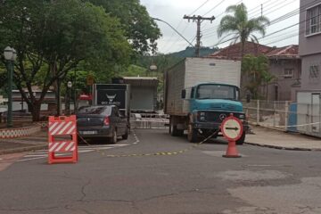 Montagem da estrutura do Carnaval altera trânsito na Pracinha do Pará, em Itabira