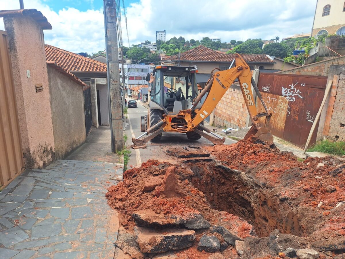 Saae realiza manutenção na rede de esgoto e interdita rua dos Operários, no Centro de Itabira