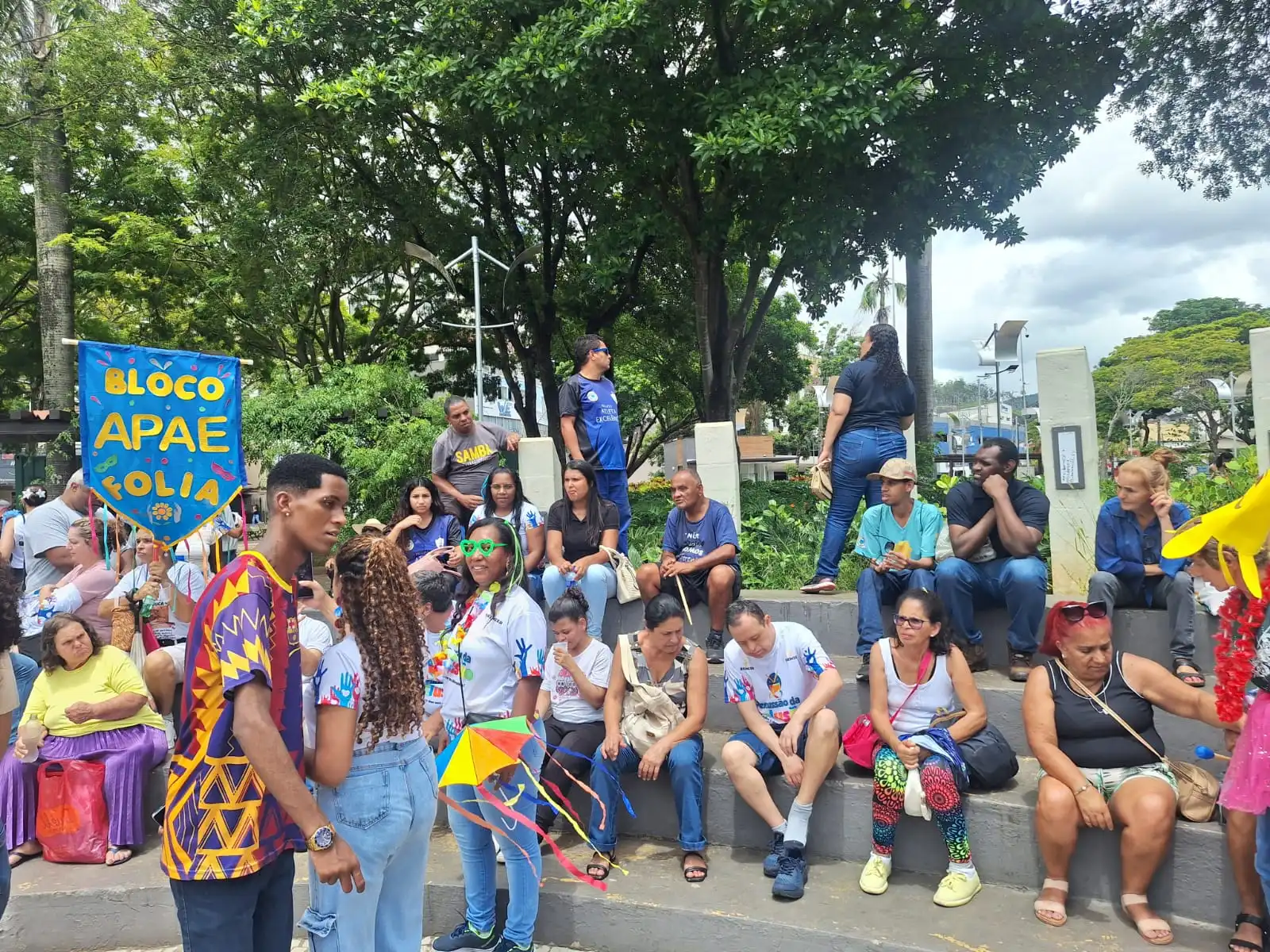 Carnaval: bloco "Percussão da Inclusão" leva alegria e reforça mensagem de cidadania no Centro de Itabira