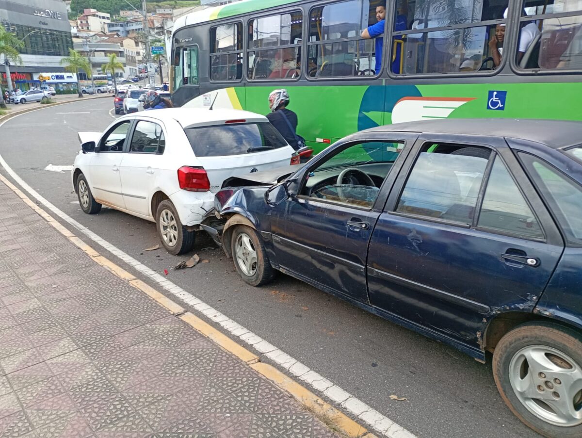 Engavetamento entre ônibus e dois carros complica trânsito na avenida João Pinheiro, em Itabira