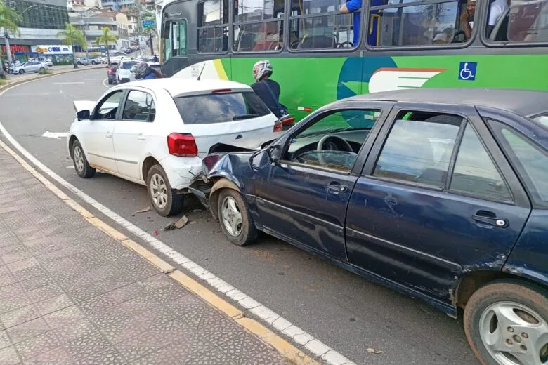 Engavetamento entre ônibus e dois carros complica trânsito na avenida João Pinheiro, em Itabira