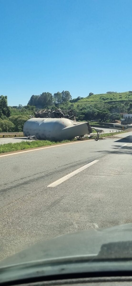 Carreta com 38 toneladas de cimento tomba e interdita BR-381; congestionamento chega a 3 km
